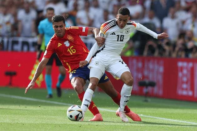 Fußball UEFA EURO, EM, Europameisterschaft,Fussball 2024 Viertelfinale Spanien - Deutschland am 05.07.2024 in der Stuttgart Arena in Stuttgart Rodri ( Spanien ), links - Jamal Musiala ( Deutschland ), rechts