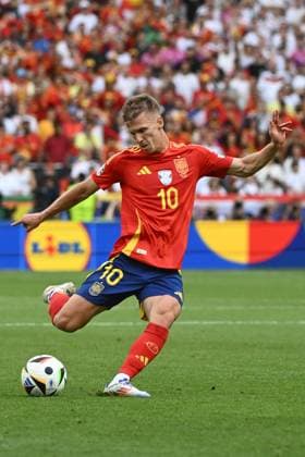 05.07.2024, xpsx, Fussball EM 2024 1 4 Finale, Deutschland - Spanien emspor, v.l. Dani Olmo (Spanien, 10) schiesst den Ball aufs Tor, Torschuss, Schuss (DFL DFB REGULATIONS PROHIBIT ANY USE OF PHOTOGRAPHS as IMAGE SEQUENCES and or QUASI-VIDEO) Stuttgart