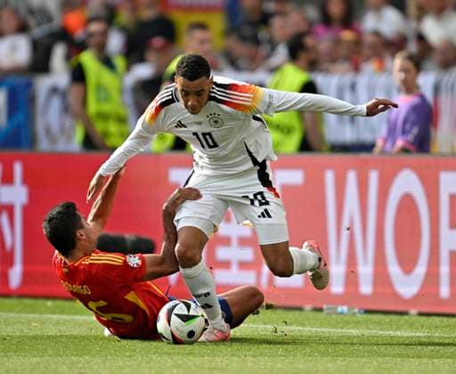 05.07.2024, Fussball UEFA EURO, EM, Europameisterschaft,Fussball 2024, Viertelfinale, Spanien - Deutschland, in der Stuttgart-Arena. v.l. Rodri (Spanien) mit vollem Einsatz gegen Jamal Musiala (Deutschland)