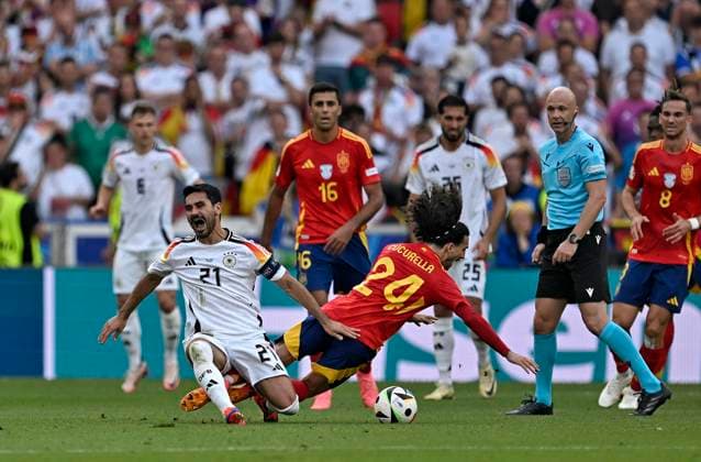 05.07.2024, Fussball UEFA EURO, EM, Europameisterschaft,Fussball 2024, Viertelfinale, Spanien - Deutschland, in der Stuttgart-Arena. v.l. Ilkay Gündogan (Deutschland) gegen Marc Cucurella (Spanien)