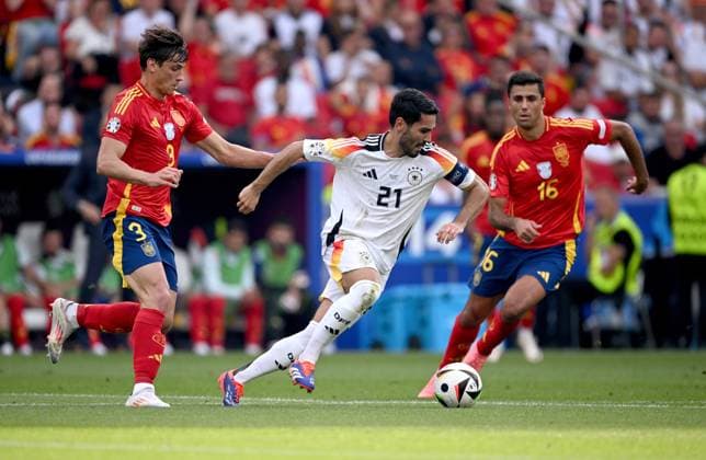 Fussball Euro 2024 Viertelfinale 05.07.2024 Spanien - Deutschland Robin Le Normand (li, Spanien) gegen Ilkay Guendogan (mitte, Deutschland) gegen Rodri (re, Spanien)