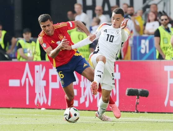 Rodri im Zweikampf mit Jamal Musiala Spielszene Aktion Fußball Fussball Europameisterschaft Euro 2024 EM Viertelfinale Herren Saison 2023 2024 05.07.2024 Spanien ESP vs. Deutschland GER in Stuttgart DFL regulations prohibit any use of photographs as image sequences and or quasi-video.