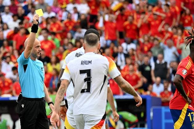 05.07.2024, xjrdrx, Fussball EM 2024 1 4 Finale, Deutschland - Spanien emspor, v.l. Schiedsrichter Referee Anthony Taylor (England) zeigt die gelbe Karte Jonathan Tah (Deutsche Fussball Nationalmannschaft DFB) David Raum (Deutsche Fussball Nationalmannschaft DFB) (DFL DFB REGULATIONS PROHIBIT ANY USE OF PHOTOGRAPHS as IMAGE SEQUENCES and or QUASI-VIDEO) Stuttgart