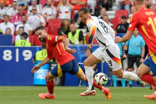 v. li. im Zweikampf Daniel Carvajal 2 (Spanien) Leroy Sane 19 (Germany) 05.07.2024 Fussball Europameisterschaft in Deutschland Spanien vs Deutschland , Neckarpark Stadion, Stuttgart, Baden Württemberg Germany