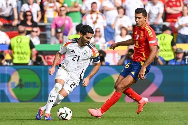 Fußball, Herren, Saison 2023 24, Euro EM 2024, Viertelfinale in Stuttgart, Spanien - Deutschland, Ilkay Gündogan Guendogan (Deutschland) und Rodri (Spanien) im Zweikampf , 05.07. 2024, Copyright: xMatthiasxKochx