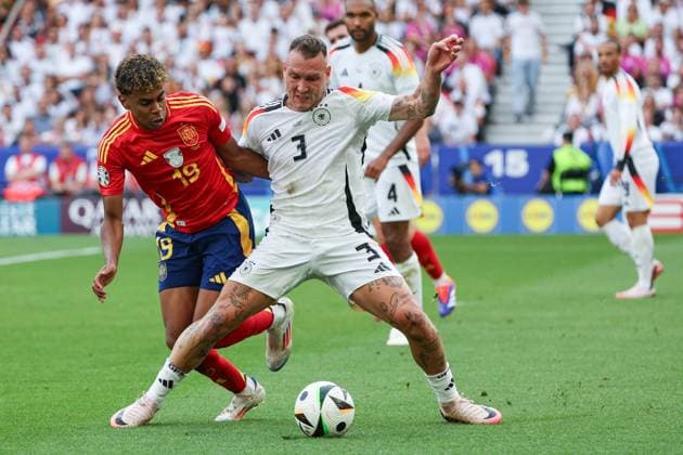 EM 2024: Spanien - Deutschland am 05.07.2024 in der Stuttgart Arena in Stuttgart Lamine Yamal (Spanien 19) gegen David Raum (Deutschland 3)
