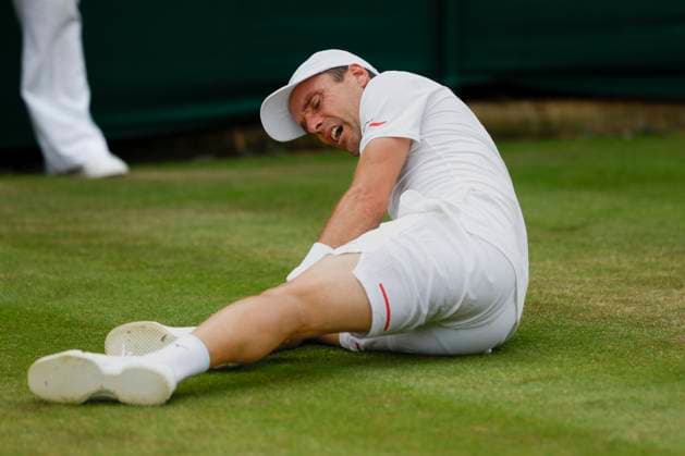 Roberto Bautista-Agut (ESP), ist gestuerzt, Sturz, Verletzung, verletzt Tennis - Wimbledon 2024 - Grand Slam ITF ATP, Tennis Herren WTA, Tennis Damen - AELTC - London - - Great Britain - 5 July 2024. Copyright: xJuergenxHasenkopfx
