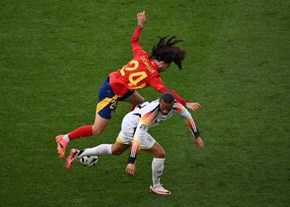 05.07.2024, xjhx, Fussball EM 2024 1 4 Finale, Deutschland - Spanien emspor, v.l. Marc Cucurella Saseta (Spanien), Leroy Sane (Deutsche Fussball Nationalmannschaft DFB) (DFL DFB REGULATIONS PROHIBIT ANY USE OF PHOTOGRAPHS as IMAGE SEQUENCES and or QUASI-VIDEO) Stuttgart