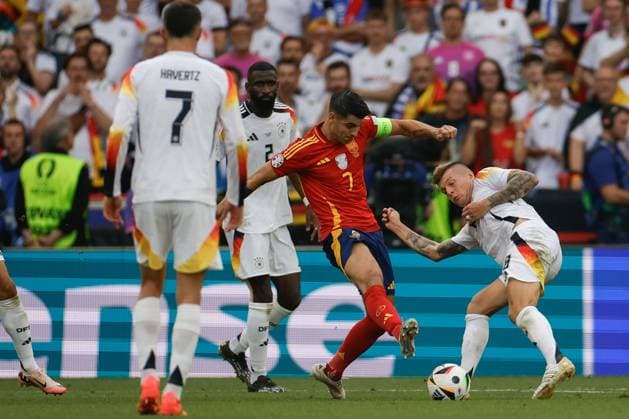 Spain s Alvaro Morata (C) in action against Germany s Toni Kroos (R) during the UEFA EURO, EM, Europameisterschaft,Fussball 2024 s quarter-finals game between Spain and Germany at MHPArena stadium in Stuttgart, Germany, 05 July 2024. Spain vs. Germany !ACHTUNG: NUR REDAKTIONELLE NUTZUNG!  Copyright: xAlbertoxEstevezx GRAF2265 20240705-55014071311_1
