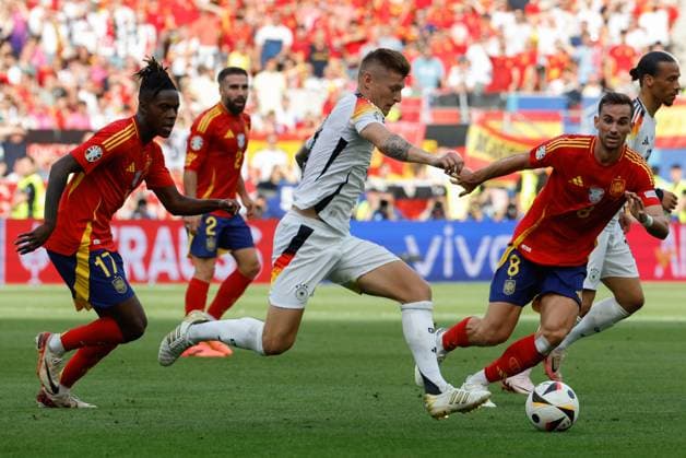 Spain s Nico Williams (L) and Fabian Ruiz (R) in action against Germany s Toni Kroos (C) during the UEFA EURO, EM, Europameisterschaft,Fussball 2024 s quarter-finals game between Spain and Germany at MHPArena stadium in Stuttgart, Germany, 05 July 2024. Spain vs. Germany !ACHTUNG: NUR REDAKTIONELLE NUTZUNG!  Copyright: xJ.JxGuillenx GRAF2263 20240705-55014071328_1