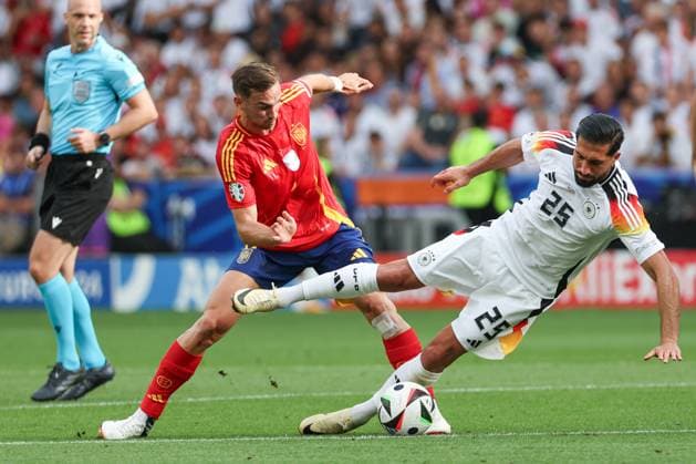 EM 2024: Spanien - Deutschland am 05.07.2024 in der Stuttgart Arena in Stuttgart Emre Can (Deutschland 25) gegen Fabian Ruiz (Spanien 8)