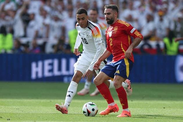 Fußball UEFA EURO, EM, Europameisterschaft,Fussball 2024 Viertelfinale Spanien - Deutschland am 05.07.2024 in der Stuttgart Arena in Stuttgart Jamal Musiala ( Deutschland ), hinten - Daniel Carvajal ( Spanien ), vorne