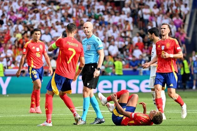 05.07.2024, xjrdrx, Fussball EM 2024 1 4 Finale, Deutschland - Spanien emspor, v.l. Alvaro Borja Morata Martin (Spanien) Schiedsrichter Referee Anthony Taylor (England) Lamine Yamal Nasraoui Ebana (Spanien) (DFL DFB REGULATIONS PROHIBIT ANY USE OF PHOTOGRAPHS as IMAGE SEQUENCES and or QUASI-VIDEO) Stuttgart