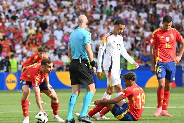05.07.2024, xjrdrx, Fussball EM 2024 1 4 Finale, Deutschland - Spanien emspor, v.l. Schiedsrichter Referee Anthony Taylor (England) Lamine Yamal Nasraoui Ebana (Spanien) (DFL DFB REGULATIONS PROHIBIT ANY USE OF PHOTOGRAPHS as IMAGE SEQUENCES and or QUASI-VIDEO) Stuttgart