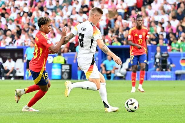 05.07.2024, xjrdrx, Fussball EM 2024 1 4 Finale, Deutschland - Spanien emspor, v.l. Lamine Yamal Nasraoui Ebana (Spanien) Toni Kroos (Deutsche Fussball Nationalmannschaft DFB) Zweikampf, Aktion, action, battle for the ball (DFL DFB REGULATIONS PROHIBIT ANY USE OF PHOTOGRAPHS as IMAGE SEQUENCES and or QUASI-VIDEO) Stuttgart