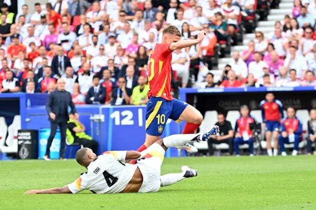 05.07.2024, xjrdrx, Fussball EM 2024 1 4 Finale, Deutschland - Spanien emspor, v.l. Jonathan Tah (Deutsche Fussball Nationalmannschaft DFB) Daniel Olmo Carvajal (Spanien) Zweikampf, Aktion, action, battle for the ball (DFL DFB REGULATIONS PROHIBIT ANY USE OF PHOTOGRAPHS as IMAGE SEQUENCES and or QUASI-VIDEO) Stuttgart