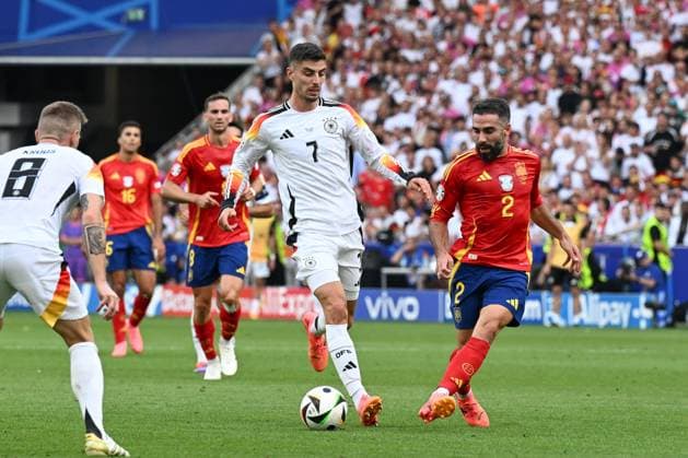 05.07.2024, xpsx, Fussball EM 2024 1 4 Finale, Deutschland - Spanien emspor, v.l. Kai Havertz (Deutschland, 7), Daniel Carvajal (Spanien, 2) (DFL DFB REGULATIONS PROHIBIT ANY USE OF PHOTOGRAPHS as IMAGE SEQUENCES and or QUASI-VIDEO) Stuttgart