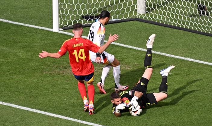 05.07.2024, xjhx, Fussball EM 2024 1 4 Finale, Deutschland - Spanien emspor, v.l. Aymeric Laporte Fevre (Spanien), Leroy Sane (Deutsche Fussball Nationalmannschaft DFB), Unai Simon Mendibil (Spanien) (DFL DFB REGULATIONS PROHIBIT ANY USE OF PHOTOGRAPHS as IMAGE SEQUENCES and or QUASI-VIDEO) Stuttgart