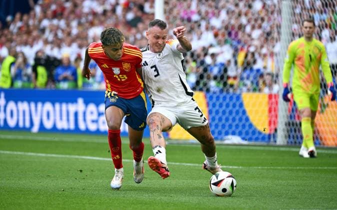 Fussball, Europameisterschaft, EURO 2024, Viertelfinale, MHP-Arena Stuttgart: Spanien Deutschland; Lamine Yamal (SPA), David Raum (GER). Aktion