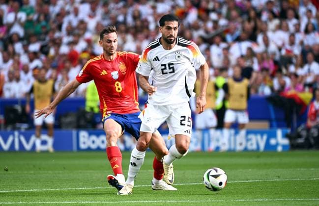 Fussball, Europameisterschaft, EURO 2024, Viertelfinale, MHP-Arena Stuttgart: Spanien Deutschland; Emre Can (GER), Fabian Ruiz (SPA). Aktion