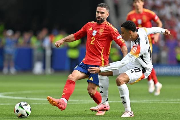 240705 EURO2024 SPAIN VS GERMANY Dani Carvajal (2) of Spain fighting for the ball with Jamal Musiala (10) of Germany during a soccer game between the national teams of Spain and Germany in the Quarter Final stage of the UEFA EURO, EM, Europameisterschaft,Fussball 2024 tournament , on Friday 5 July 2024 in Stuttgart , Germany . PHOTO SPORTPIX David Catry STUTTGART GERMANY  Copyright: xx 472062