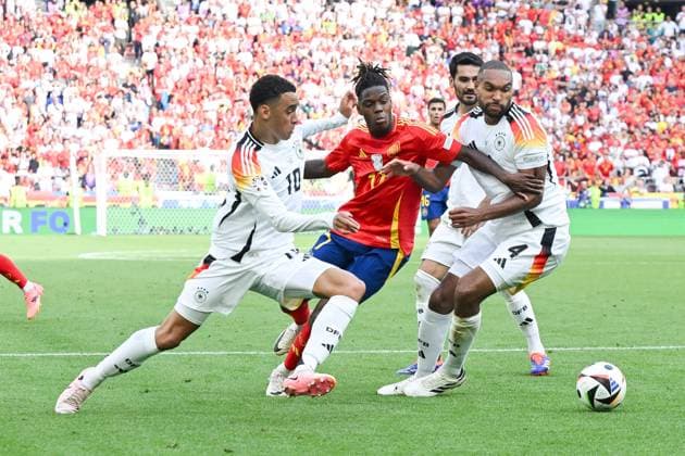 Fußball, Herren, Saison 2023 24, Euro EM 2024, Viertelfinale in Stuttgart, Spanien - Deutschland, Jamal Musiala (Deutschland), Nico Williams (Spanien) und Jonathan Tah (Deutschland) im Zweikampf , 05.07. 2024, Copyright: xMatthiasxKochx