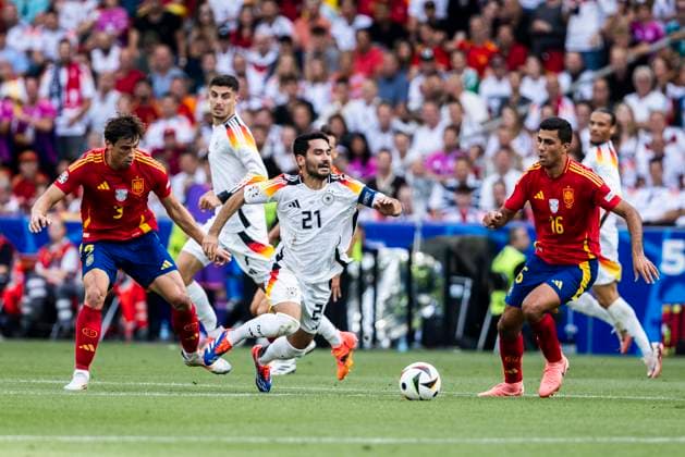 Stuttgart, MHPArena 05.07.2024: Robin Le Normand of spain (L) and Rodri of spain challenge Ilkay Guendogan of germany during the quarterfinal match Spain v. Germany at the UEFA European Championship, EM, Europameisterschaft 2024.