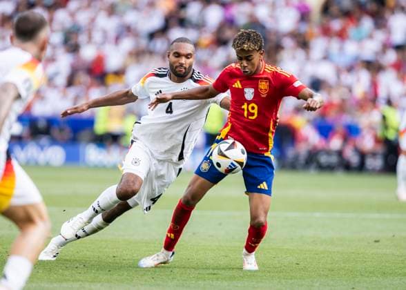 Stuttgart, MHPArena 05.07.2024: Jonathan Tah of germany challenges Lamine Yamal of spain during the quarterfinal match Spain v. Germany at the UEFA European Championship, EM, Europameisterschaft 2024.