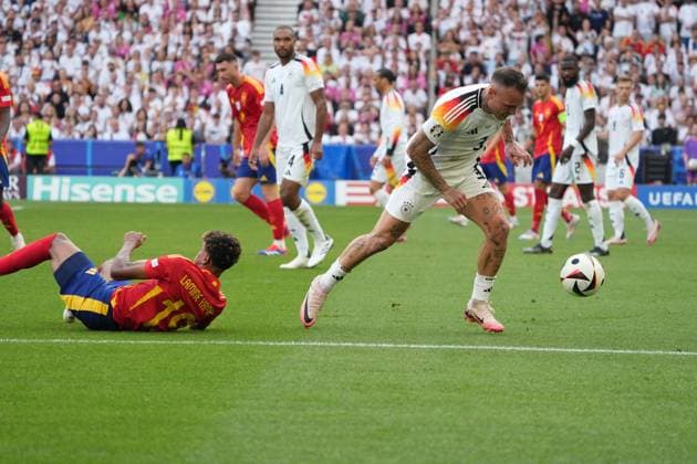 David Raum (Deutschland Germany, 03) hat Lamine Yamal (Spanien Spain, 19) den Ball abgenommen - Stuttgart 05.07.2024: Deutschland vs. Spanien, EURO2024, Viertelfinale, M45, EM-Arena Stuttgart