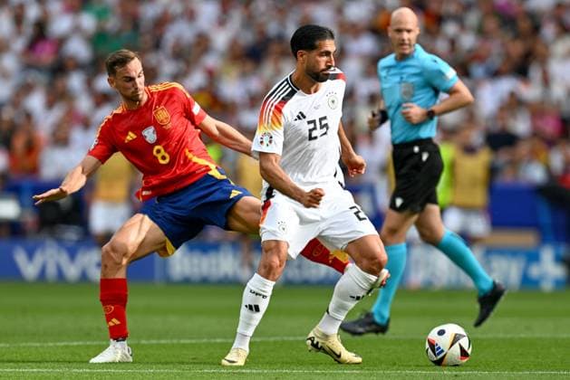 240705 EURO2024 SPAIN VS GERMANY Fabian Ruiz (8) of Spain fighting for the ball with Emre Can (25) of Germany during a soccer game between the national teams of Spain and Germany in the Quarter Final stage of the UEFA EURO, EM, Europameisterschaft,Fussball 2024 tournament , on Friday 5 July 2024 in Stuttgart , Germany . PHOTO SPORTPIX David Catry STUTTGART GERMANY  Copyright: xx 472078