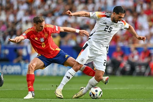 240705 EURO2024 SPAIN VS GERMANY Fabian Ruiz (8) of Spain fighting for the ball with Emre Can (25) of Germany during a soccer game between the national teams of Spain and Germany in the Quarter Final stage of the UEFA EURO, EM, Europameisterschaft,Fussball 2024 tournament , on Friday 5 July 2024 in Stuttgart , Germany . PHOTO SPORTPIX David Catry STUTTGART GERMANY  Copyright: xx 472080
