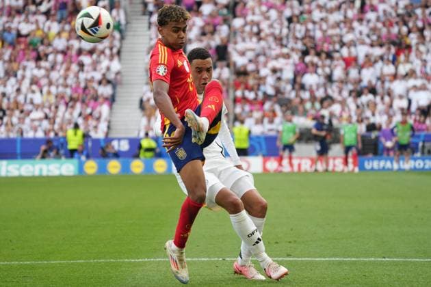 Zweikampf Lamine Yamal (Spanien Spain, 19) gegen Jamal Musiala (Deutschland Germany, 10) - Stuttgart 05.07.2024: Deutschland vs. Spanien, EURO2024, Viertelfinale, M45, EM-Arena Stuttgart