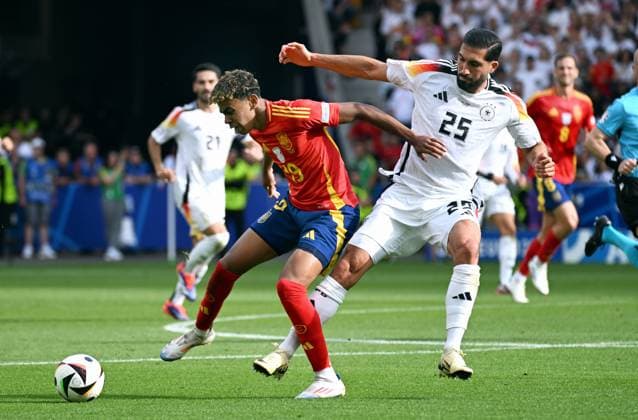 Fussball, Europameisterschaft, EURO 2024, Viertelfinale, MHP-Arena Stuttgart: Spanien Deutschland; Lamine Yamal (SPA), Emre Can (GER). Aktion