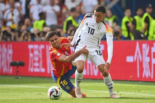 Jamal MUSIALA (GER), Aktion,Zweikampf gegen RODRI (ESP). Viertelfinale Spanien (ESP) - Deutschland (GER) am 05.07.2024,Stuttgart Arena, Fussball UEFA EURO, EM, Europameisterschaft,Fussball 2024 GERMANY vom 14.06.2024 - 14.07.2024.