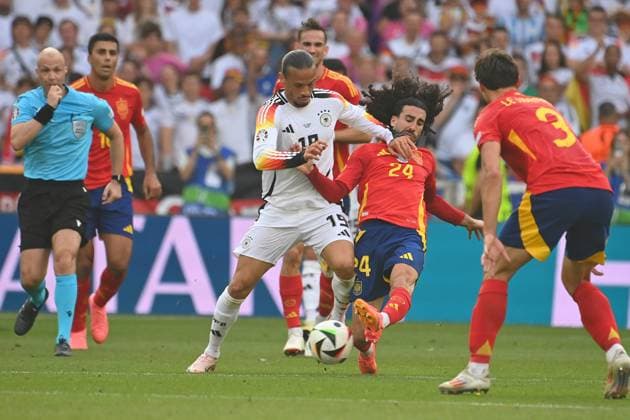Leroy Sane (GER), Aktion,Zweikampf gegen Marc CUCURELLA (ESP) Viertelfinale Spanien (ESP) - Deutschland (GER) am 05.07.2024,Stuttgart Arena, Fussball UEFA EURO, EM, Europameisterschaft,Fussball 2024 GERMANY vom 14.06.2024 - 14.07.2024.