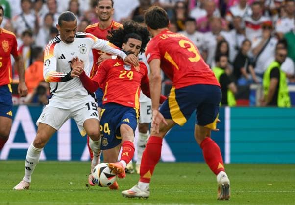 05.07.2024, xsltx, Fussball EM 2024 1 4 Finale, Deutschland - Spanien emspor, v.l. Leroy Sane (Deutschland), Marc Cucurella (Spanien) Zweikampf, Aktion, action, battle for the ball (DFL DFB REGULATIONS PROHIBIT ANY USE OF PHOTOGRAPHS as IMAGE SEQUENCES and or QUASI-VIDEO) Stuttgart