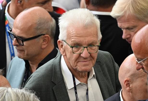 05.07.2024, xjhx, Fussball EM 2024 1 4 Finale, Deutschland - Spanien emspor, v.l. Winfried Kretschmann (Ministerpräsident von Baden-Württemberg) (DFL DFB REGULATIONS PROHIBIT ANY USE OF PHOTOGRAPHS as IMAGE SEQUENCES and or QUASI-VIDEO) Stuttgart