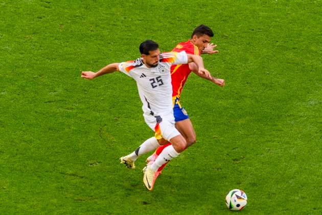 GER, UEFA Euro 2024, Viertelfinale, Spanien (ESP) vs Deutschland (GER) 05.07.2024, MHP Arena, Stuttgart, GER, UEFA Euro 2024, Viertelfinale, Spanien (ESP) vs Deutschland (GER) , im Bild Aleksandar Pavlovi Pavlovic (Germany 25) im Zweikampf gegen Morata Alvaro (Spanien 7)
