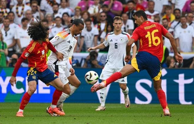 05.07.2024, xsltx, Fussball EM 2024 1 4 Finale, Deutschland - Spanien emspor, v.l. Marc Cucurella (Spanien), Leroy Sane (Deutschland), Rodri (Spanien) Zweikampf, Aktion, action, battle for the ball (DFL DFB REGULATIONS PROHIBIT ANY USE OF PHOTOGRAPHS as IMAGE SEQUENCES and or QUASI-VIDEO) Stuttgart
