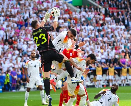 Torwart Unai Simon (Spain), Kai Havertz (Germany) und Ilkay Guendogan (Germany) kaempfen um den Ball waehrend des Viertelfinales der UEFA EURO, EM, Europameisterschaft,Fussball 2024 zwischen Spanien und Deutschland, Arena Stuttgart am 05. July 2024 in Stuttgart, Deutschland. (Foto von ) Torwart Unai Simon (Spain), Kai Havertz (Germany) und Ilkay Guendogan (Germany) battle for the ball during the UEFA EURO 2024 - Quarter-final match between Spain and Germany at Arena Stuttgart on July 5, 2024 in Stuttgart, Germany. (Photo by ) Defodi-738_738_GERESP_20240705_452