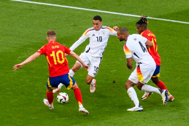 GER, UEFA Euro 2024, Viertelfinale, Spanien (ESP) vs Deutschland (GER) 05.07.2024, MHP Arena, Stuttgart, GER, UEFA Euro 2024, Viertelfinale, Spanien (ESP) vs Deutschland (GER) , im Bild Dani Olmo (Spanien 10) im Zweikampf gegen Jamal Musiala (Germany 10) mit Jonathan Tah (Germany 4) Williams Nico (Spanien 17)