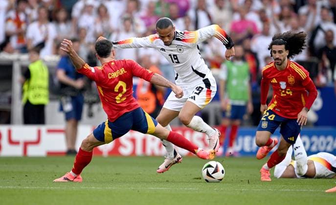 Fussball Euro 2024 Viertelfinale 05.07.2024 Spanien - Deutschland Dani Carvajal (li, Spanien) gegen Leroy Sane (mitte, Deutschland) gegen Marc Cucurella (re, Spanien)