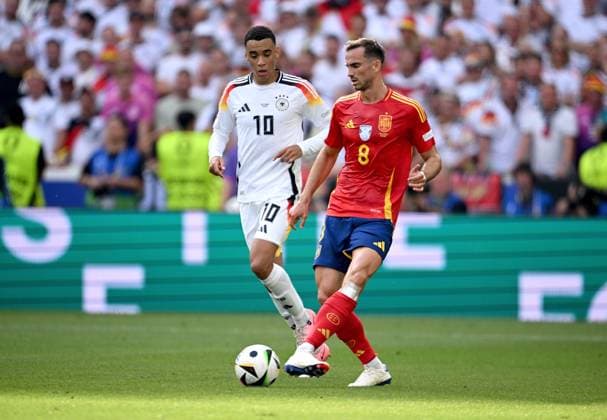 Fussball Euro 2024 Viertelfinale 05.07.2024 Spanien - Deutschland Jamal Musiala (li, Deutschland) gegen Fabian Ruiz (re, Spanien)