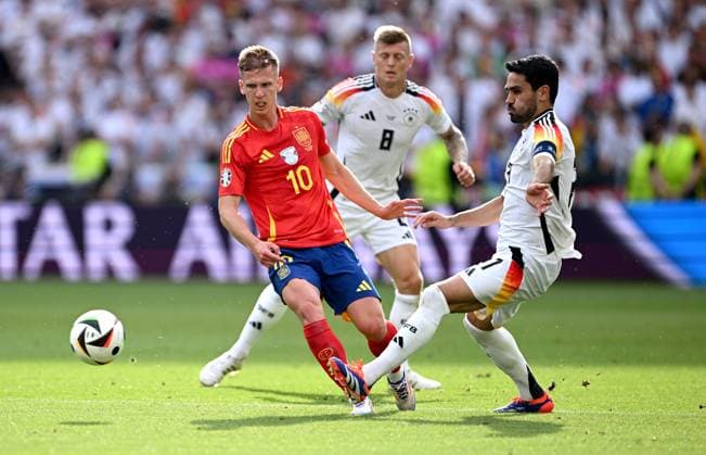 Fussball Euro 2024 Viertelfinale 05.07.2024 Spanien - Deutschland Dani Olmo (li, Spanien) gegen Ilkay Guendogan (re, Deutschland)