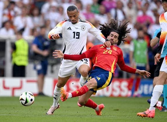 Fussball Euro 2024 Viertelfinale 05.07.2024 Spanien - Deutschland Leroy Sane (li, Deutschland) gegen Marc Cucurella (re, Spanien)