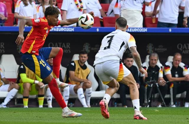 05.07.2024, xsltx, Fussball EM 2024 1 4 Finale, Deutschland - Spanien emspor, v.l. Lamine Yamal (Spanien), David Raum (Deutschland) Zweikampf, Aktion, action, battle for the ball (DFL DFB REGULATIONS PROHIBIT ANY USE OF PHOTOGRAPHS as IMAGE SEQUENCES and or QUASI-VIDEO) Stuttgart