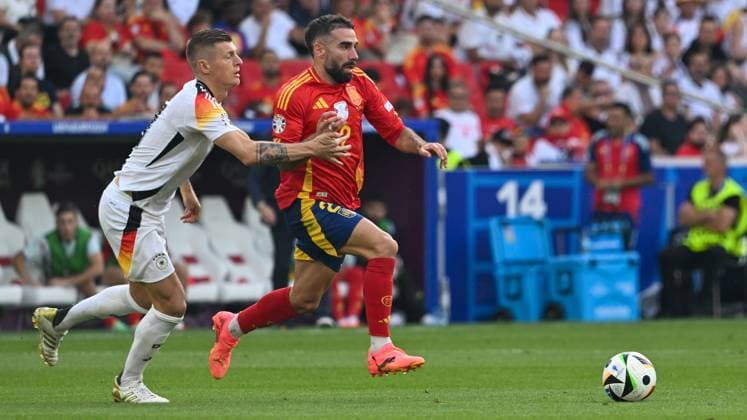 05.07.2024, xsltx, Fussball EM 2024 1 4 Finale, Deutschland - Spanien emspor, v.l. Toni Kroos (Deutschland), Daniel Carvajal (Spanien) Zweikampf, Aktion, action, battle for the ball (DFL DFB REGULATIONS PROHIBIT ANY USE OF PHOTOGRAPHS as IMAGE SEQUENCES and or QUASI-VIDEO) Stuttgart