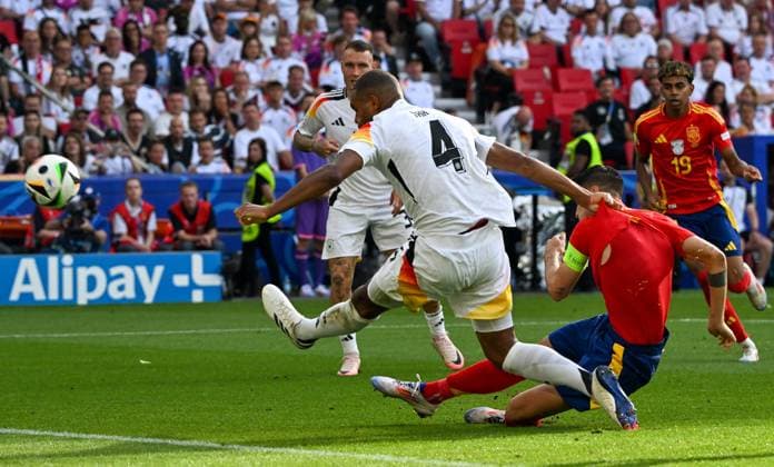 05.07.2024, xsltx, Fussball EM 2024 1 4 Finale, Deutschland - Spanien emspor, v.l. Jonathan Tah (Deutschland), Alvaro Morata (Spanien) mit Torschuss (DFL DFB REGULATIONS PROHIBIT ANY USE OF PHOTOGRAPHS as IMAGE SEQUENCES and or QUASI-VIDEO) Stuttgart