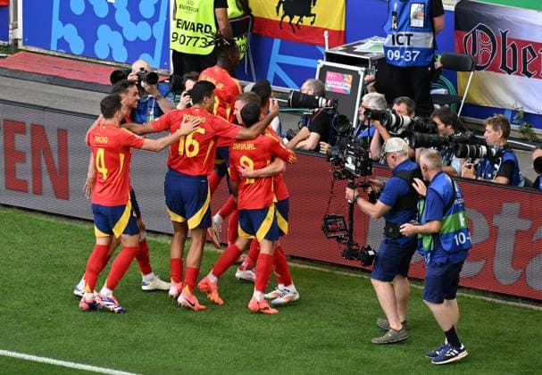 05.07.2024, xjhx, Fussball EM 2024 1 4 Finale, Deutschland - Spanien emspor, v.l. Daniel Olmo Carvajal (Spanien) celebrate the goal, Der Torjubel zum 1:0 (DFL DFB REGULATIONS PROHIBIT ANY USE OF PHOTOGRAPHS as IMAGE SEQUENCES and or QUASI-VIDEO) Stuttgart