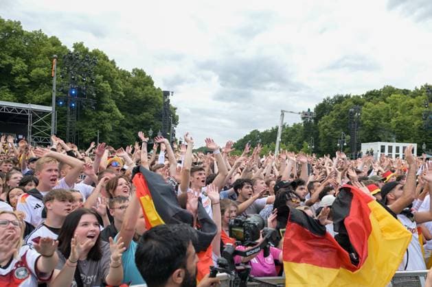 Berlin, Deutschland 5. Juli 2024: Fußball - Europameisterschaft 2024 Viertelfinale: Spanien gegen Deutschland Im Bild: Fans in der Fanzone Brandenburger Tor strecken die Arme hoch Copyright: xFotostandx xReuhlx
